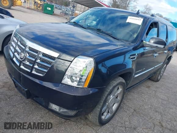 2011 Cadillac Escalade ESV Premium z VIN 1GYS4JEF5BR377335, wystawiony jako IAAI lot #41820043 z przebiegiem 181 619 mil mil oraz . Historia ofert i sprzedaży dostępna na DreamBid. Obrazek 2.