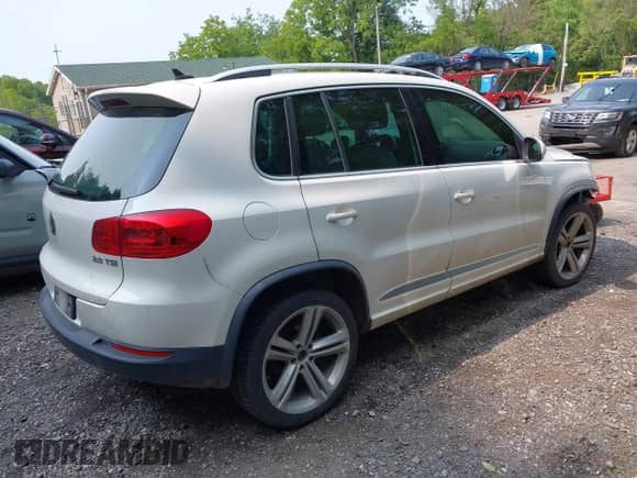 2014 Volkswagen Tiguan SEL with VIN WVGAV3AX7EW022239, listed as a IAAI auction lot 42381670 with 180,729 mi miles and . Bid and sale history available at DreamBid. Image 4.