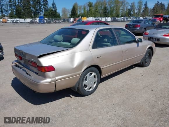 1997 Toyota Camry LE z VIN 4T1BF22K0VU029186, wystawiony jako IAAI lot #42029297 z przebiegiem 153 204 mil mil oraz . Historia ofert i sprzedaży dostępna na DreamBid. Obrazek 4.