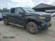 2024 Chevrolet Silverado 1500 Custom Trail Boss z VIN 3GCUDCE86RG359836, wystawiony jako Copart lot #54932715 z przebiegiem Nie podano mil oraz Szkoda całkowita • Salvage title. Historia ofert i sprzedaży dostępna na DreamBid. Obrazek 4.