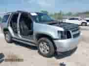 2013 Chevrolet Tahoe LS z VIN 1GNSCAE08DR153829, wystawiony jako IAAI lot #42742266 z przebiegiem 216 821 mil mil oraz . Historia ofert i sprzedaży dostępna na DreamBid. Obrazek 1.