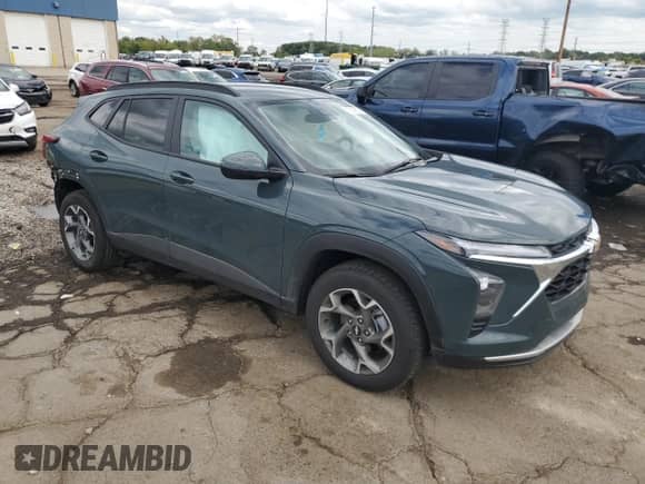 2025 Chevrolet Trax LT z VIN KL77LHEP5SC229623, wystawiony jako Copart lot #71714745 z przebiegiem 8 285 mil mil oraz Szkoda całkowita • Salvage title. Historia ofert i sprzedaży dostępna na DreamBid. Obrazek 4.