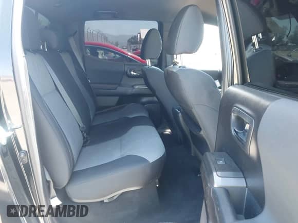 2022 Toyota Tacoma SR5 z VIN 3TMDZ5BN6NM123917, wystawiony jako IAAI lot #42206746 z przebiegiem 23 745 mil mil oraz . Historia ofert i sprzedaży dostępna na DreamBid. Obrazek 8.