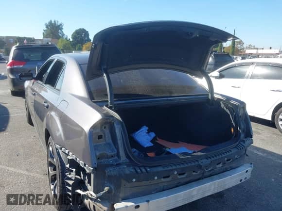 2015 Chrysler 300 S с VIN 2C3CCABG7FH766742, выставлен на аукционе IAAI как лот 40743775 с пробегом 113 583 миль миль и . История ставок и продаж доступна на DreamBid. Изображение 3.