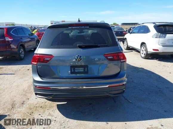 2024 Volkswagen Tiguan SE с VIN 3VV3B7AX9RM001526, выставлен на аукционе IAAI как лот 42216575 с пробегом 8 548 миль миль и . История ставок и продаж доступна на DreamBid. Изображение 16.