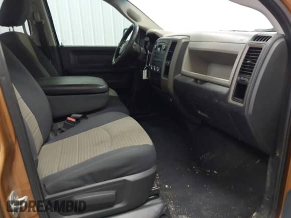 2012 Ram 1500 Express z VIN 1C6RD7FT7CS245092, wystawiony jako IAAI lot #42750773 z przebiegiem 180 274 mil mil oraz . Historia ofert i sprzedaży dostępna na DreamBid. Obrazek 5.