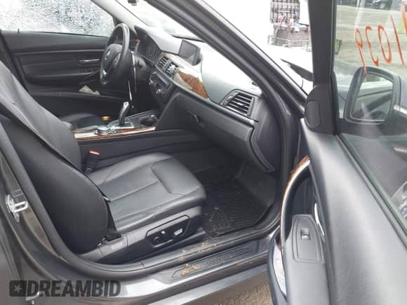 2014 BMW 3 Series 335i xDrive z VIN WBA3B9G59ENR91249, wystawiony jako IAAI lot #41911039 z przebiegiem 97 597 mil mil oraz . Historia ofert i sprzedaży dostępna na DreamBid. Obrazek 5.