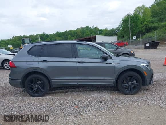 2024 Volkswagen Tiguan SE R-Line Black с VIN 3VV8B7AX1RM181025, выставлен на аукционе IAAI как лот 42131070 с пробегом 5 497 миль миль и . История ставок и продаж доступна на DreamBid. Изображение 13.