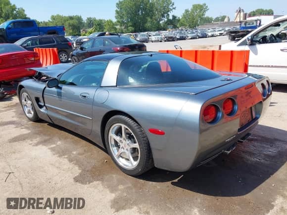 2004 Chevrolet Corvette z VIN 1G1YY22G745126293, wystawiony jako IAAI lot #42913147 z przebiegiem 82 037 mil mil oraz . Historia ofert i sprzedaży dostępna na DreamBid. Obrazek 3.