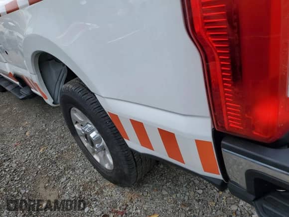 2023 Ford F-250 XLT z VIN 1FT7X2BTXPEC29036, wystawiony jako IAAI lot #43601135 z przebiegiem 32 509 mil mil oraz . Historia ofert i sprzedaży dostępna na DreamBid. Obrazek 3.