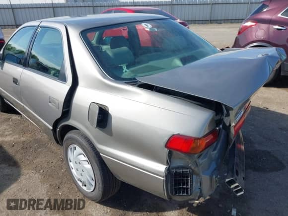 1997 Toyota Camry LE z VIN 4T1BF22K1VU025776, wystawiony jako IAAI lot #42270137 z przebiegiem 168 299 mil mil oraz . Historia ofert i sprzedaży dostępna na DreamBid. Obrazek 20.