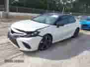 2020 Toyota Camry XSE z VIN 4T1K61AK6LU367572, wystawiony jako IAAI lot #43415552 z przebiegiem 99 436 mil mil oraz . Historia ofert i sprzedaży dostępna na DreamBid. Obrazek 2.