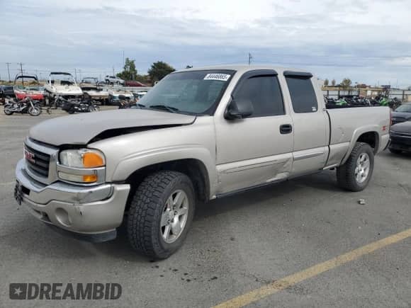 2005 GMC Sierra 1500 SLE z VIN 1GTEK19B75E333560, wystawiony jako Copart lot #84446865 z przebiegiem 156 793 mil mil oraz Szkoda całkowita • Salvage title. Historia ofert i sprzedaży dostępna na DreamBid. Obrazek 1.