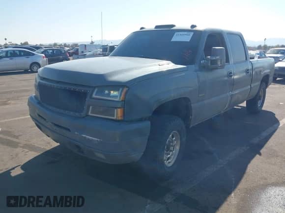 2005 Chevrolet Silverado 3500 SRW LT z VIN 1GCHK33215F897250, wystawiony jako IAAI lot #41468908 z przebiegiem 386 679 mil mil oraz . Historia ofert i sprzedaży dostępna na DreamBid. Obrazek 2.