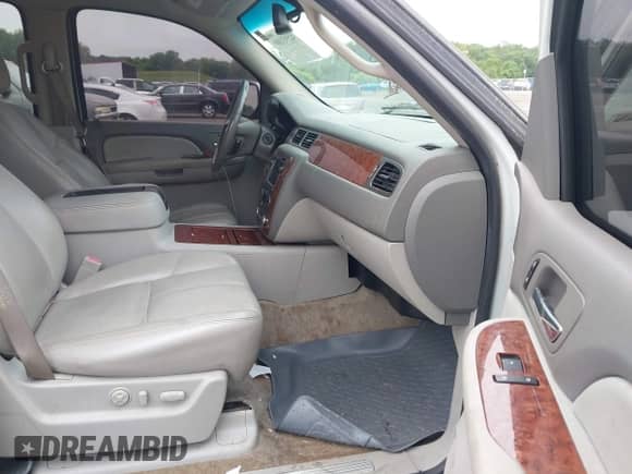2007 Chevrolet Tahoe LTZ z VIN 1GNFK13007J149042, wystawiony jako IAAI lot #42593189 z przebiegiem 216 791 mil mil oraz . Historia ofert i sprzedaży dostępna na DreamBid. Obrazek 5.