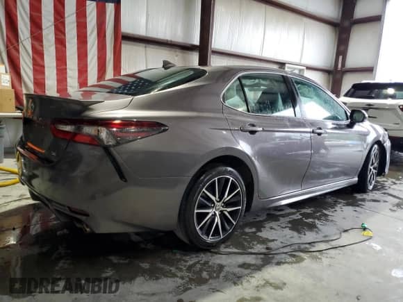 2021 Toyota Camry SE z VIN 4T1G11AK3MU580503, wystawiony jako Copart lot #58383895 z przebiegiem 52 516 mil mil oraz Szkoda całkowita • Salvage title. Historia ofert i sprzedaży dostępna na DreamBid. Obrazek 3.