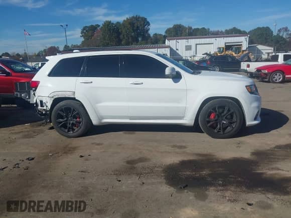 2017 Jeep Grand Cherokee SRT z VIN 1C4RJFDJ6HC754640, wystawiony jako IAAI lot #40944008 z przebiegiem 93 412 mil mil oraz . Historia ofert i sprzedaży dostępna na DreamBid. Obrazek 13.