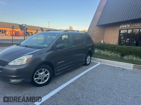 2005 Toyota Sienna XLE z VIN 5TDZA22CX5S352868, wystawiony jako Copart lot #85781415 z przebiegiem 92 051 mil mil oraz Czysty tytuł • Clean title. Historia ofert i sprzedaży dostępna na DreamBid. Obrazek 2.
