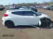 2013 Hyundai Veloster Turbo с VIN KMHTC6AE6DU097460, выставлен на аукционе IAAI как лот 42099379 с пробегом 82 240 миль миль и . История ставок и продаж доступна на DreamBid. Изображение 13.