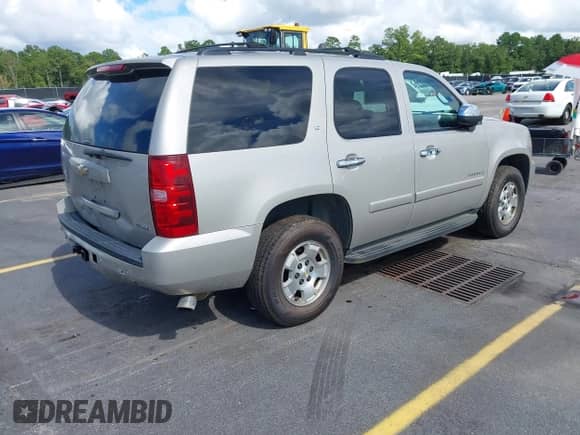 2007 Chevrolet Tahoe LT with VIN 1GNFK13077R418025, listed as a IAAI auction lot 42997636 with 301,389 mi miles and . Bid and sale history available at DreamBid. Image 4.