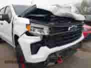 2024 Chevrolet Silverado 1500 LT Trail Boss z VIN 3GCUDFE81RG231196, wystawiony jako IAAI lot #41242013 z przebiegiem 14 747 mil mil oraz . Historia ofert i sprzedaży dostępna na DreamBid. Obrazek 6.