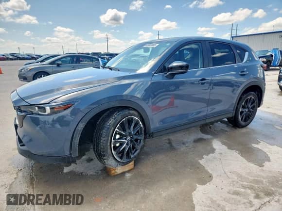 2023 Mazda CX-5 S Carbon Edition z VIN JM3KFBCM1P0105696, wystawiony jako Copart lot #63983385 z przebiegiem 23 736 mil mil oraz Czysty tytuł • Clean title. Historia ofert i sprzedaży dostępna na DreamBid. Obrazek 1.