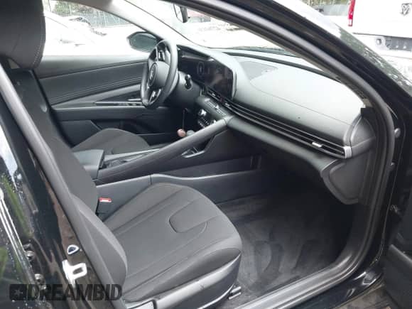 2024 Hyundai Elantra SEL z VIN KMHLS4DG2RU833032, wystawiony jako IAAI lot #42761136 z przebiegiem 11 679 mil mil oraz . Historia ofert i sprzedaży dostępna na DreamBid. Obrazek 5.