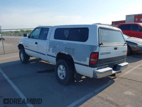 1996 Dodge 1500 z VIN 3B7HF13Z4TM187407, wystawiony jako IAAI lot #42962727 z przebiegiem 145 230 mil mil oraz . Historia ofert i sprzedaży dostępna na DreamBid. Obrazek 3.