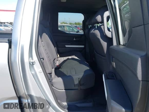 2024 Toyota Tacoma SR5 z VIN 3TMLB5JN5RM039515, wystawiony jako IAAI lot #42416031 z przebiegiem 10 900 mil mil oraz . Historia ofert i sprzedaży dostępna na DreamBid. Obrazek 8.