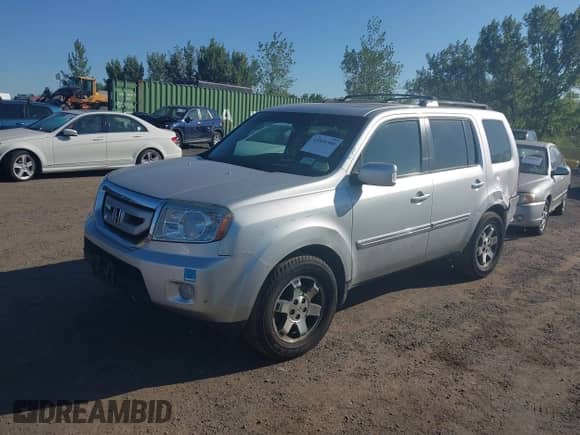 2009 Honda Pilot Touring with VIN 5FNYF488X9B023366, listed as a IAAI auction lot 43068300 with 210,590 mi miles and . Bid and sale history available at DreamBid. Image 2.
