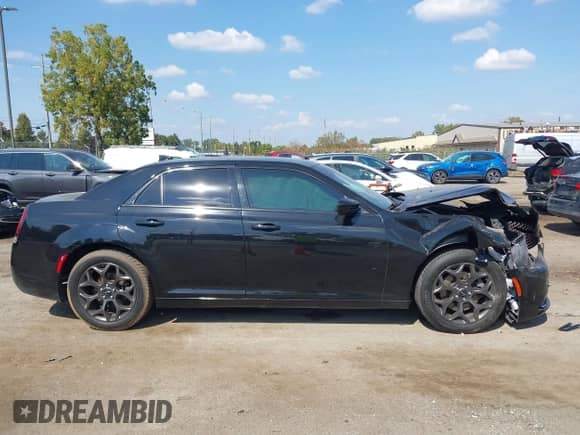 2017 Chrysler 300 S с VIN 2C3CCAGG8HH597567, выставлен на аукционе IAAI как лот 43242390 с пробегом 105 336 миль миль и . История ставок и продаж доступна на DreamBid. Изображение 13.