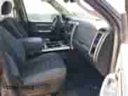 2019 Ram 1500 Big Horn z VIN 1C6RR6LT8KS529068, wystawiony jako IAAI lot #43127931 z przebiegiem 136 127 mil mil oraz . Historia ofert i sprzedaży dostępna na DreamBid. Obrazek 5.