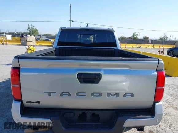 2024 Toyota Tacoma SR5 z VIN 3TMLB5JN5RM039515, wystawiony jako IAAI lot #42416031 z przebiegiem 10 900 mil mil oraz . Historia ofert i sprzedaży dostępna na DreamBid. Obrazek 16.