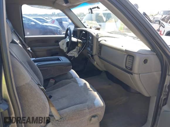 1999 Chevrolet Silverado 1500 LS z VIN 2GCEC19T4X1253725, wystawiony jako IAAI lot #43033823 z przebiegiem 381 140 mil mil oraz . Historia ofert i sprzedaży dostępna na DreamBid. Obrazek 5.