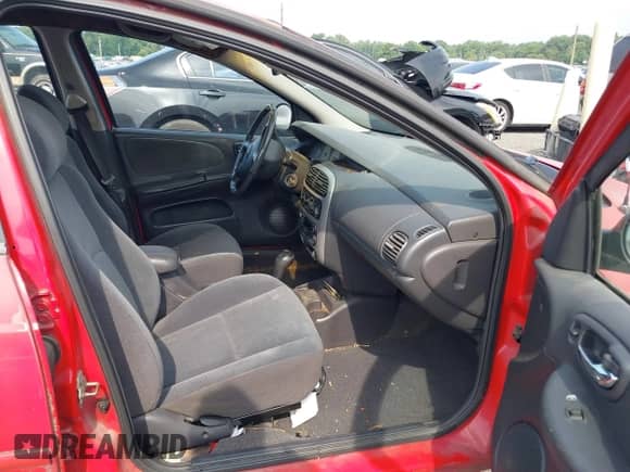 2000 Dodge Neon Highline z VIN 1B3ES46C7YD619712, wystawiony jako IAAI lot #40010160 z przebiegiem 135 043 mil mil oraz . Historia ofert i sprzedaży dostępna na DreamBid. Obrazek 5.