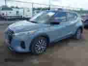 2021 Nissan Kicks SR z VIN 3N1CP5DV4ML495214, wystawiony jako IAAI lot #42953379 z przebiegiem 108 999 mil mil oraz . Historia ofert i sprzedaży dostępna na DreamBid. Obrazek 2.