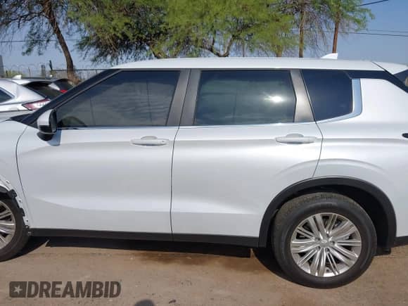 2024 Mitsubishi Outlander ES with VIN JA4J3UA88RZ090038, listed as a IAAI auction lot 42726016 with 6,623 mi miles and . Bid and sale history available at DreamBid. Image 14.