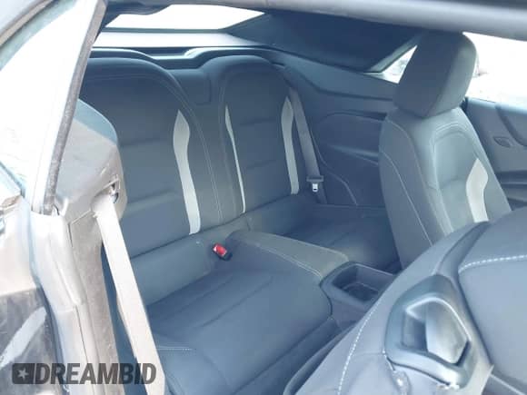 2019 Chevrolet Camaro 1LT z VIN 1G1FB3DS7K0116843, wystawiony jako IAAI lot #43158590 z przebiegiem 135 841 mil mil oraz . Historia ofert i sprzedaży dostępna na DreamBid. Obrazek 8.