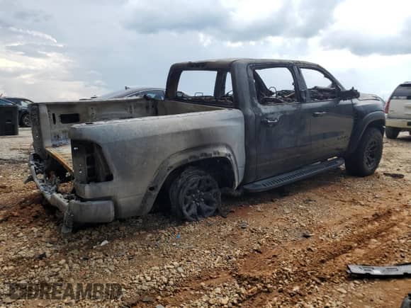 2025 Ram 1500 RHO z VIN 1C6SRFUP7SN602481, wystawiony jako Copart lot #69756055 z przebiegiem Nie podano mil oraz Nie do naprawy • Non repairable. Historia ofert i sprzedaży dostępna na DreamBid. Obrazek 3.