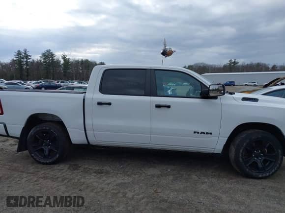 2024 Ram 1500 Big Horn z VIN 1C6SRFFT1RN124465, wystawiony jako IAAI lot #41839097 z przebiegiem 24 106 mil mil oraz . Historia ofert i sprzedaży dostępna na DreamBid. Obrazek 14.