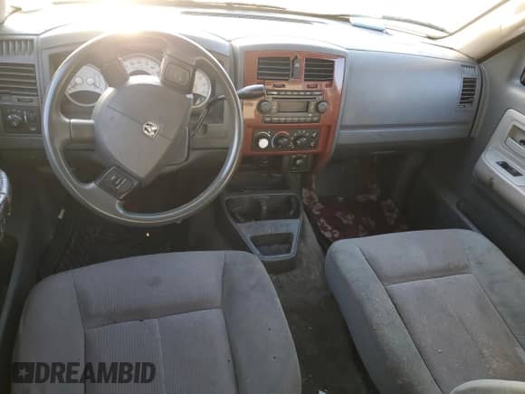 2005 Dodge Dakota SLT z VIN 1D7HW48K05S227074, wystawiony jako Copart lot #84841714 z przebiegiem Nie podano mil oraz Szkoda całkowita • Salvage title. Historia ofert i sprzedaży dostępna na DreamBid. Obrazek 8.