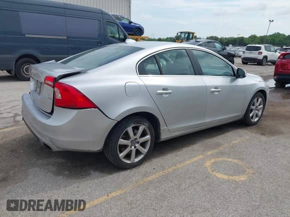 2016 Volvo S60 T5 Drive-E Premier z VIN YV126MFK8G2406947, wystawiony jako IAAI lot #42527322 z przebiegiem 49 795 mil mil oraz . Historia ofert i sprzedaży dostępna na DreamBid. Obrazek 4.