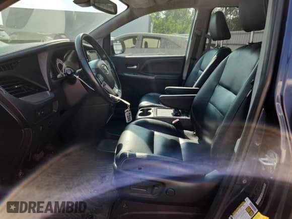 2019 Toyota Sienna SE with VIN 5TDXZ3DC0KS984308, listed as a Copart auction lot 69139235 with 90,252 mi miles and Salvage title. Bid and sale history available at DreamBid. Image 7.