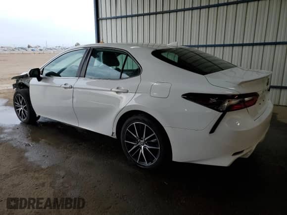 2021 Toyota Camry SE z VIN 4T1G11AK5MU427783, wystawiony jako Copart lot #84428125 z przebiegiem 72 177 mil mil oraz Czysty tytuł • Clean title. Historia ofert i sprzedaży dostępna na DreamBid. Obrazek 2.
