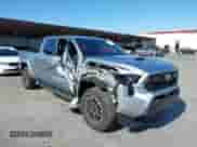 2024 Toyota Tacoma SR5 z VIN 3TMLB5JN5RM039515, wystawiony jako IAAI lot #42416031 z przebiegiem 10 900 mil mil oraz . Historia ofert i sprzedaży dostępna na DreamBid. Obrazek 6.
