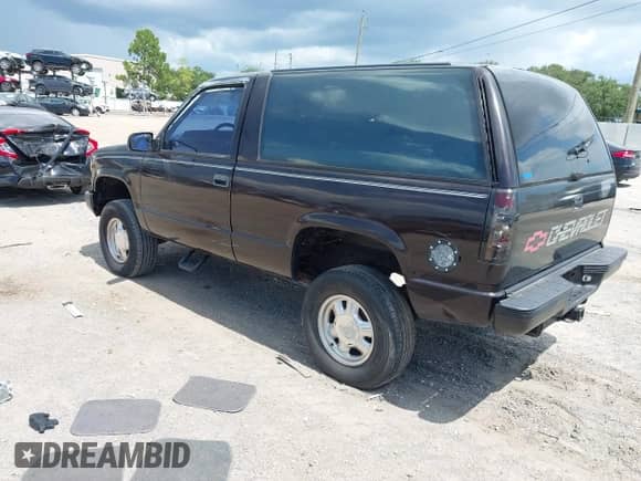 1992 Chevrolet Blazer z VIN 1GNEK18KXNJ356640, wystawiony jako IAAI lot #42997125 z przebiegiem 177 055 mil mil oraz . Historia ofert i sprzedaży dostępna na DreamBid. Obrazek 3.