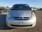 2006 Toyota Sienna XLE z VIN 5TDBA22C76S074255, wystawiony jako Copart lot #71065935 z przebiegiem 216 218 mil mil oraz Szkoda całkowita • Salvage title. Historia ofert i sprzedaży dostępna na DreamBid. Obrazek 5.