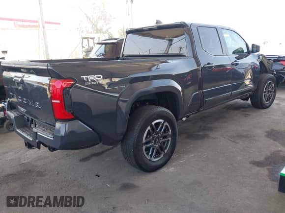 2024 Toyota Tacoma SR5 z VIN 3TMLB5JN5RM080565, wystawiony jako IAAI lot #42584677 z przebiegiem 17 149 mil mil oraz . Historia ofert i sprzedaży dostępna na DreamBid. Obrazek 4.