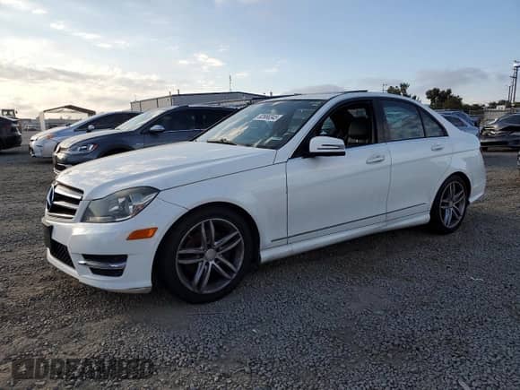 2014 Mercedes-Benz C 250 Sport z VIN WDDGF4HB2EA932024, wystawiony jako Copart lot #82666345 z przebiegiem 158 620 mil mil oraz Czysty tytuł • Clean title. Historia ofert i sprzedaży dostępna na DreamBid. Obrazek 1.