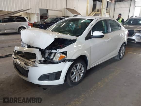 2014 Chevrolet Sonic LT z VIN 1G1JC5SB6E4146872, wystawiony jako IAAI lot #42595603 z przebiegiem 139 772 mil mil oraz . Historia ofert i sprzedaży dostępna na DreamBid. Obrazek 2.